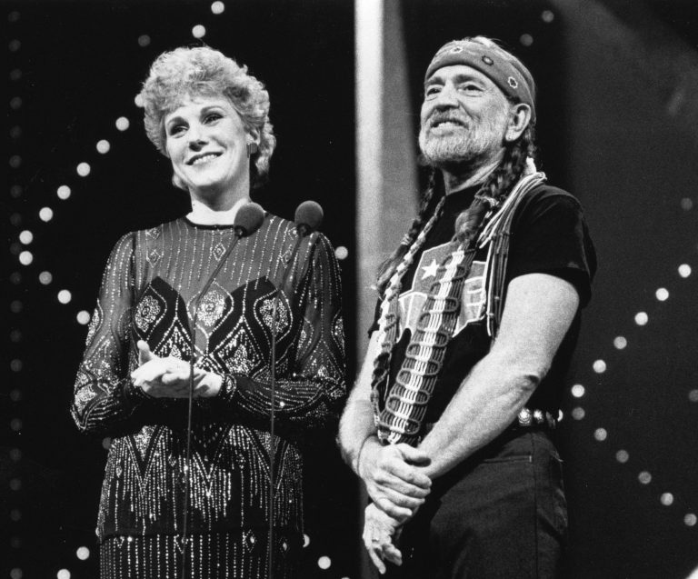 Anne and Willie Nelson host the CMA Awards in 1983